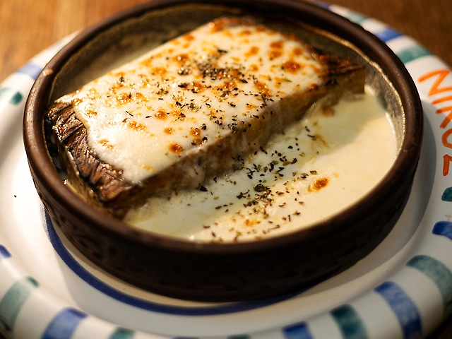 Картопляний гратен, запечений в дров'яній печі з молодим грецьким сиром