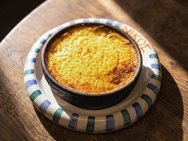 Мусака з томленою грудинкою ягняти, картопляним мусом і печеним баклажаном