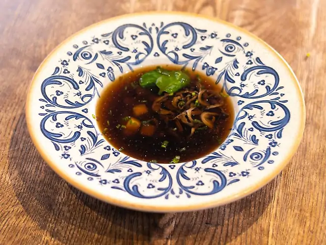 Суп з лісових грибів, шпинату та червоної квасолі