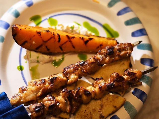 Сувлакі Курча з йогуртом і різними травами