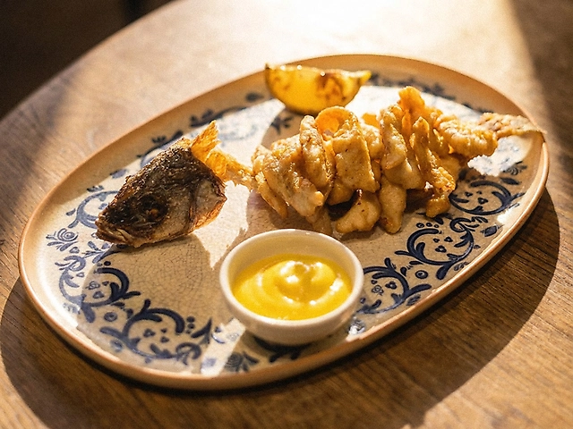 Цілий сібас, філерований на хрусткі шматочки з медово-гірчичним соусом