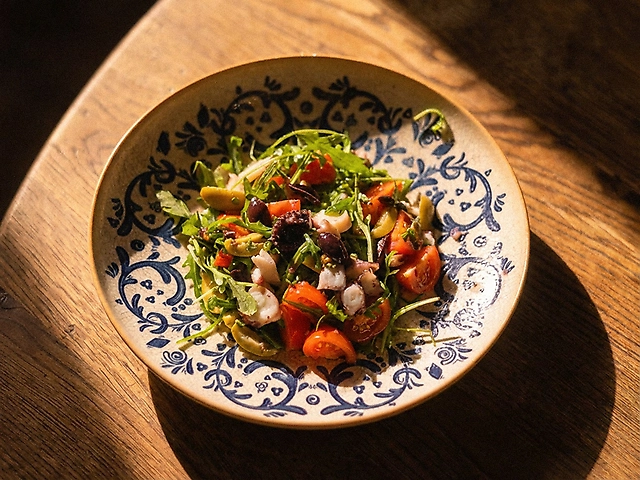 Салат з восьминогом, каперсами, грецькими оливками та чері