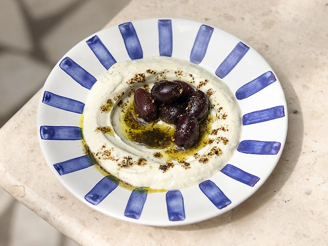 Лабне з грецького йогурту з каламата та заатаром