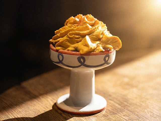 Мус з вареного згущеного молока з шоколадним бісквітом та малиною