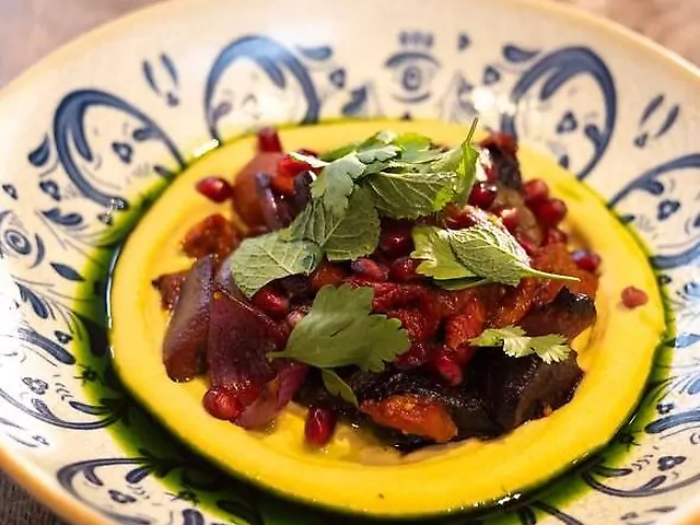 Салат з печеними овочами на грилі, хумусом та гранатом