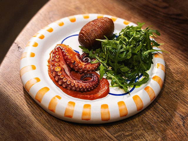 Восьминіг на грилі з картоплею та соусом зі стиглих томатів