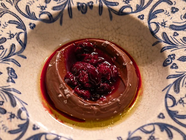 Шоколадний ганаш з вишнею та мальдонською сіллю