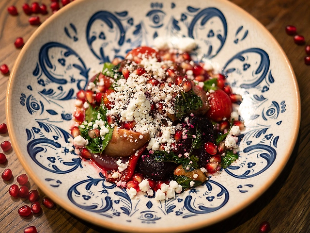 Салат з печеними овочами на грилі, гранатом та фетою Lykаs