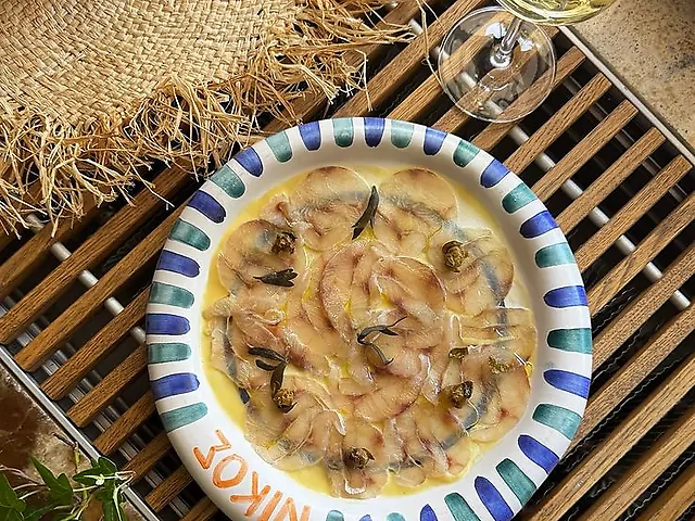 Карпачо із сібаса з хрусткими каперсами і соусом із солодкого перцю та лайму