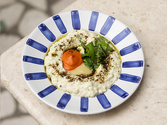 Мутабаль із димного баклажана, грецького йогурту з соусом із печеного перцю