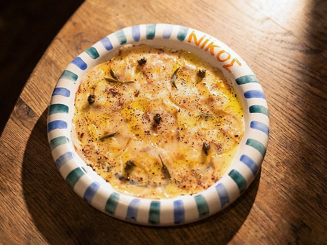 Карпачо із сібаса з хрусткими каперсами і соусом із солодкого перцю та лайму