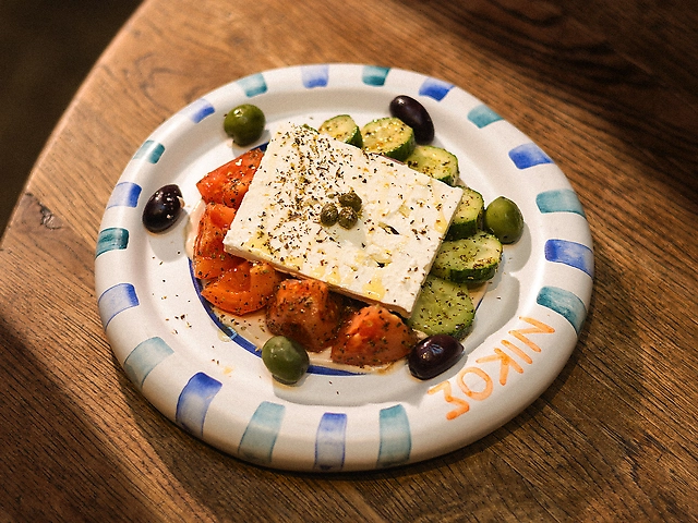 Грецький салат з фетою Lykas з двох видів молока