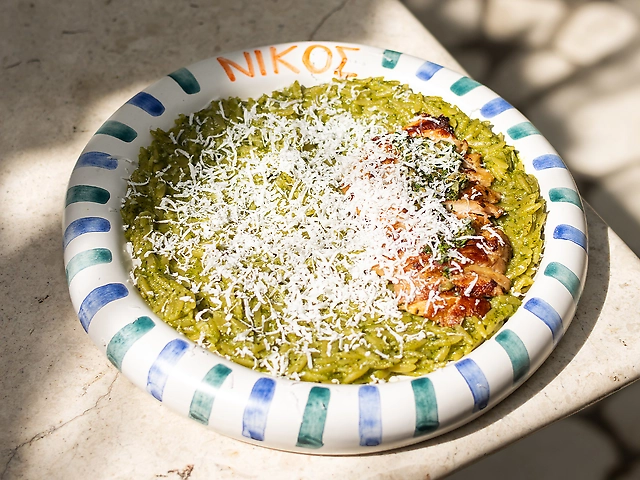 Зелене орзо з грецькою фетою та курчам на грилі