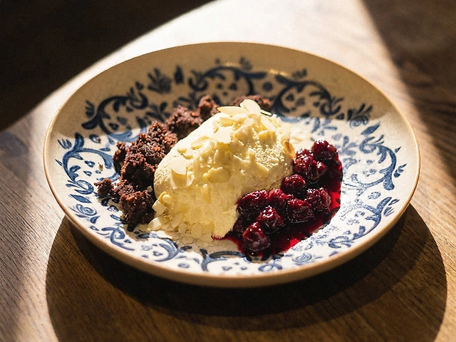 Повітряний чізкейк з шоколадним бісквітом та пряною вишнею