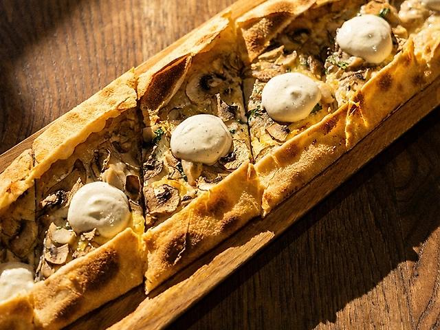 Пенірлі з лісовими грибами,карамелізованою цибулею,трюфельною пастою та мусом із фети Lykas