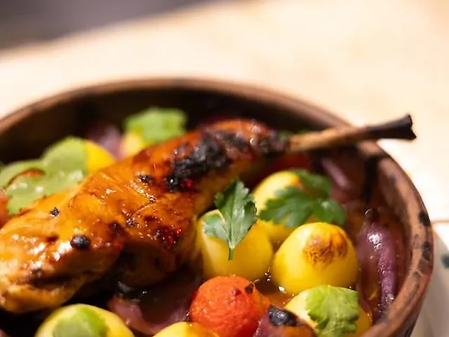 Ніжка кролика запечена в дровʼяній печі з картоплею та чері