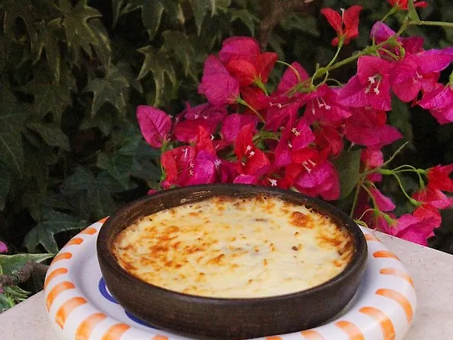 Мусака з томленою грудинкою ягняти, картопляним мусом і печеним баклажаном