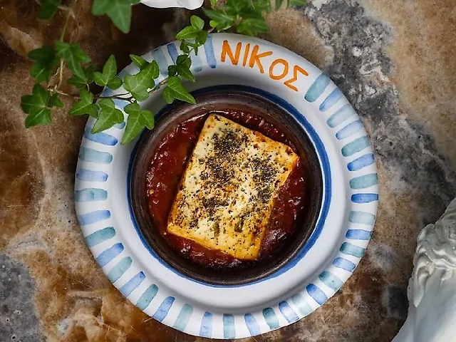 Грецька Фета Lykas, запечена в дровяній печі з томатами і баклажаном