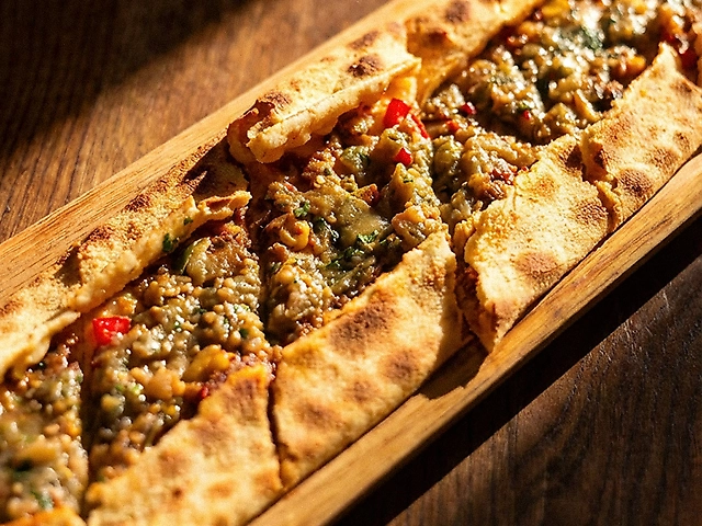 Пенірлі Телятина з печеним баклажаном та молодим грецьким сиром