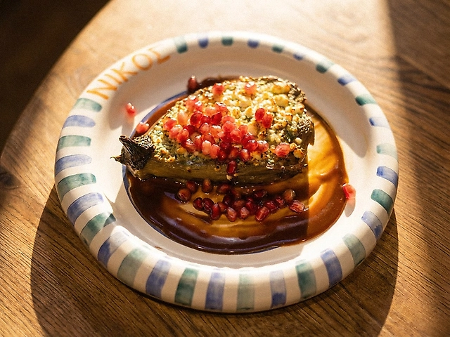 Баклажан, запечений з фетою, йогуртовим соусом та кунжутною пастою.