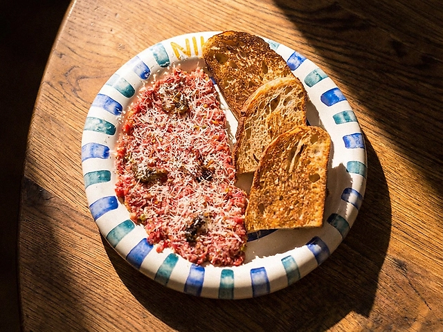 Тартар з рубленої яловичої вирізки з грильованими артишоками, каперсами та витриманим сиром