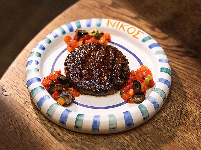 Гранд біфтекі з халумі і сальсою з томатів і оливок