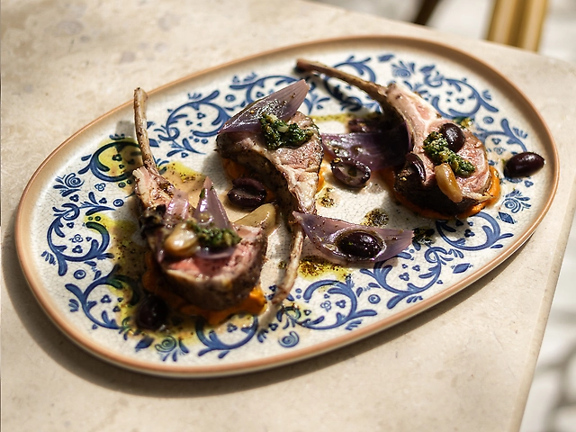 Каре ягняти на грилі з грецьким ромеско і сальсою з оливок, каперсів та зелені