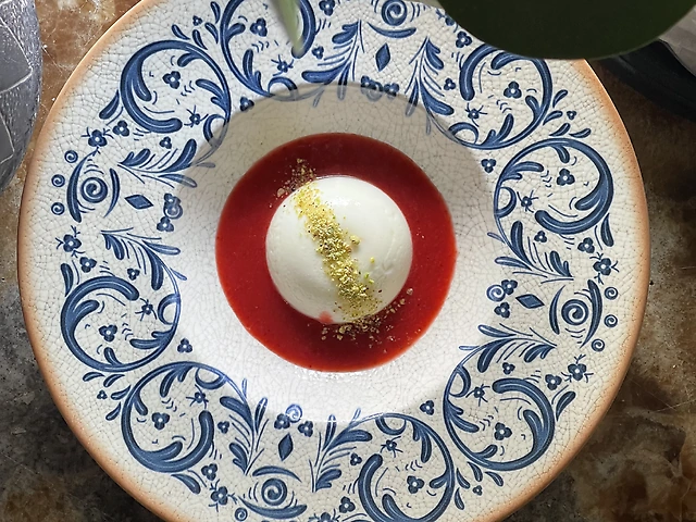 Літо Греції : йогурт, малина, фісташка