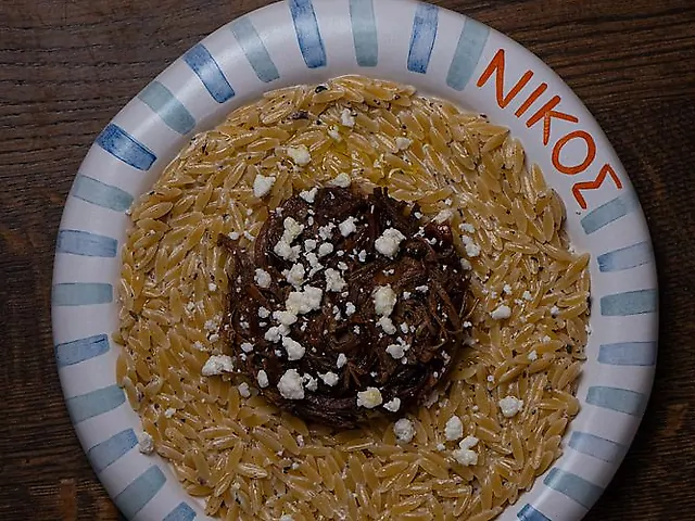 Трюфельна паста орзо з рваною телятиною, карамелізованою цибулею та грецькою фетою Lykas