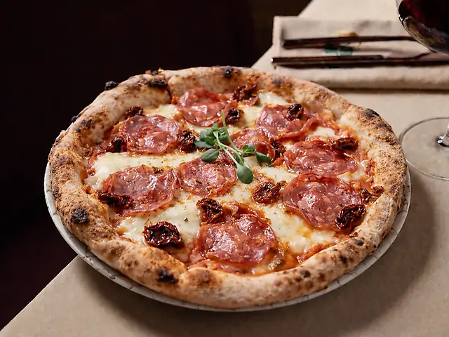 Піца з салямі качаторе, горгонзолою та в'яленими томатами