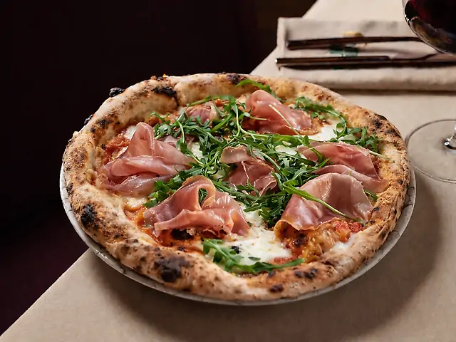 Піца з прошутто та руколою