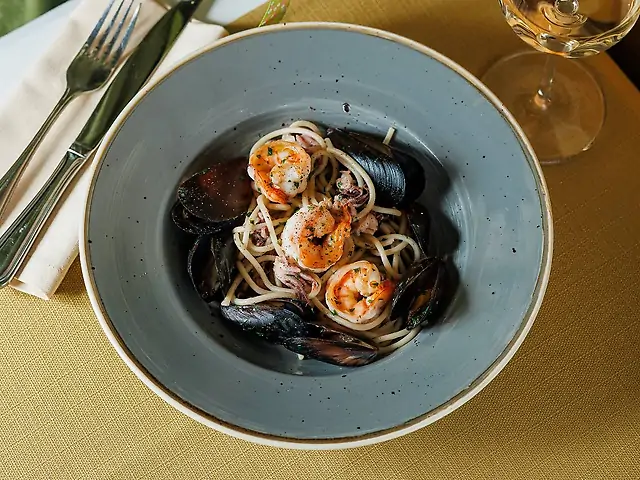 Спагетті з креветкою та мідіями