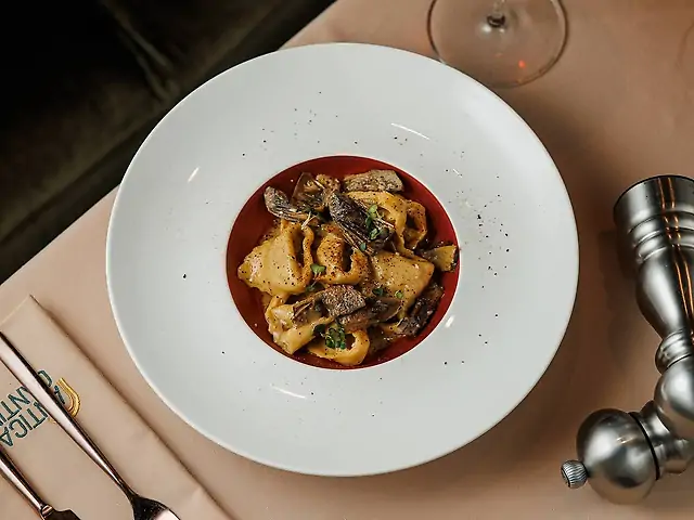 Равіолі з качкою, артишоками та шафраном