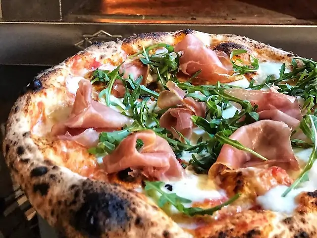 Піца з прошутто та руколою