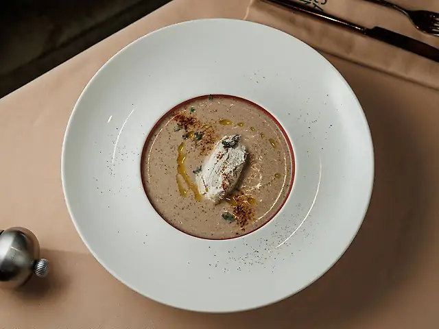 Грибний Крем- суп з білими грибами, печерицями, рікоттою та пастою із білого трюфелю.