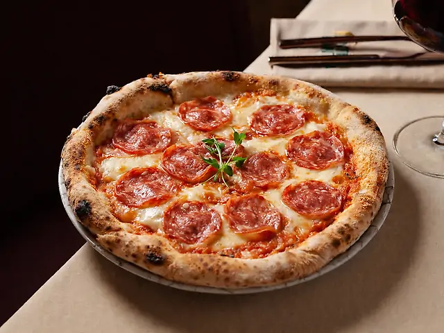 Піца з салямі качоторе