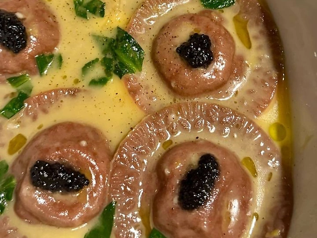 Равіолі із яловичиною з соусом демі-гляс та чорною ікрою