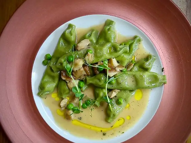 Зелені равіолі з кроликом та горошком