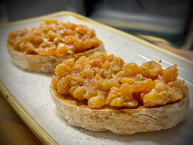 Брускетти з  тартаром із сьомги