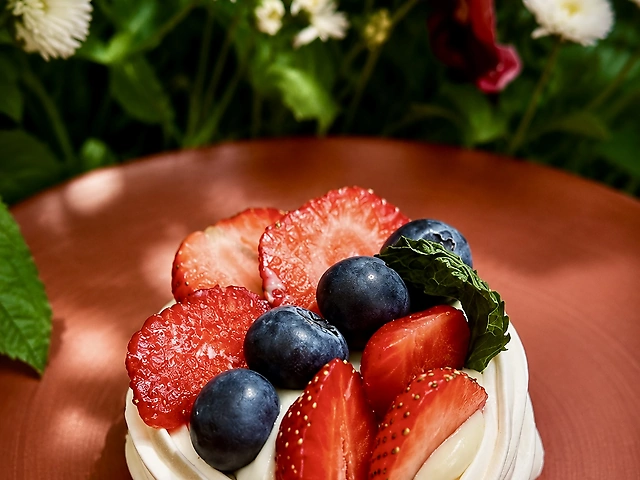 La Pavlova з кремом пастічера та ягодами