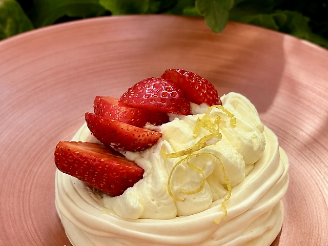 La Pavlova з лимонним курдом, кремом маскарпоне та полуницею