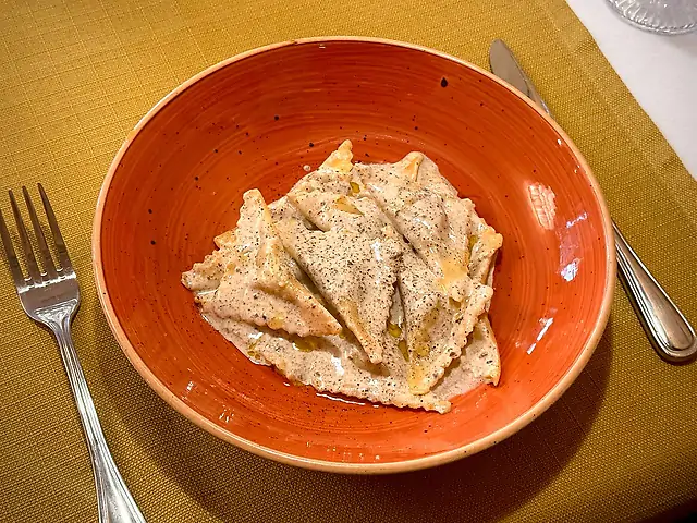 Равіолі з качкою та трюфельним соусом