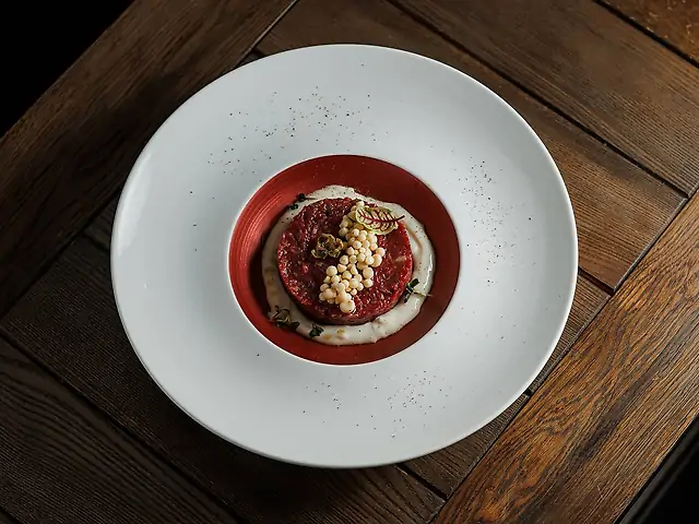 Тартар із яловичини з кремом пармезан та ікрою з гірчиці.