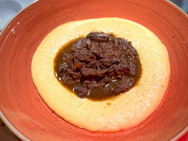 Яловичі щоки з полентою