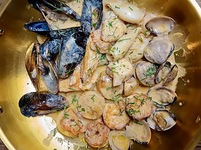 Соте морепродуктів з кремом гребінець та соусом Біск