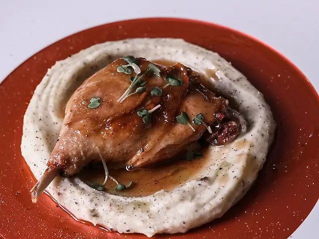 Карина ніжка су-від у соусі із вина Мадейра з картопляним пюре та трюфельною пастою