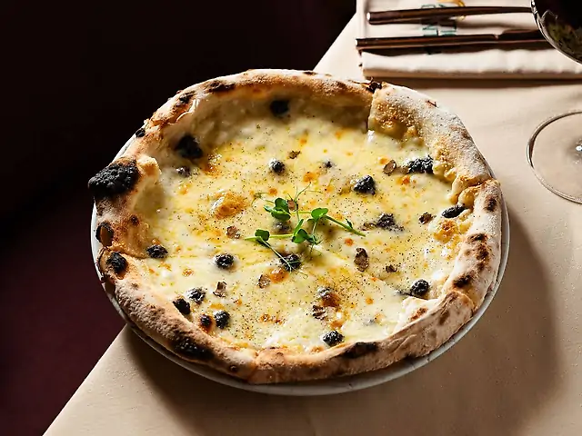 Піца з чорним трюфелем та таледжио