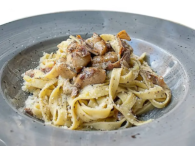 Тальтелле Нонна Летіція з прошутто, білими грибами та трюфельною пастою