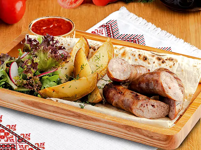 Ковбаски зі свинини на лаваші