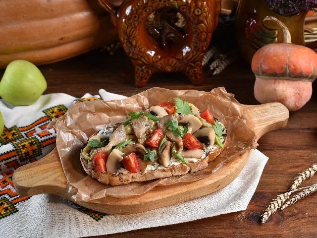 Брускета з домашнього запашного хліба, з пікантною  сирною  помазкою,  печеним баклажаном